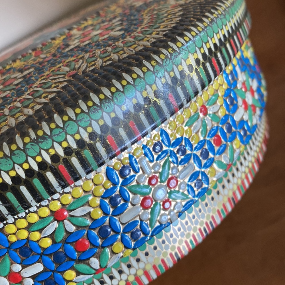 1960s Dutch Floral Mosaic Embossed & Painted Round Tin - Picture 5 of 8